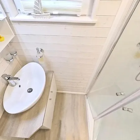 Hausboot Flying Dutchman Mit Dachterrasse In Am Ostseefjord Schlei 船上ホテル