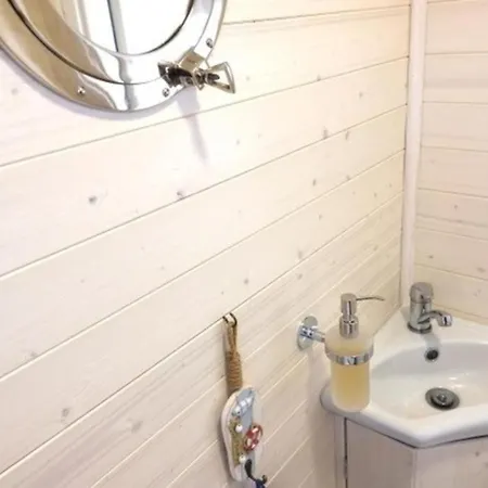 Úszó hotel Hausboot Flying Dutchman Mit Dachterrasse In Am Ostseefjord Schlei *